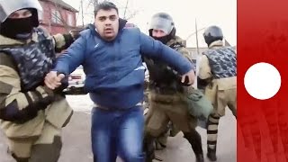 Russia police voilently clash with Roma