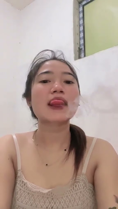 wanita merokok