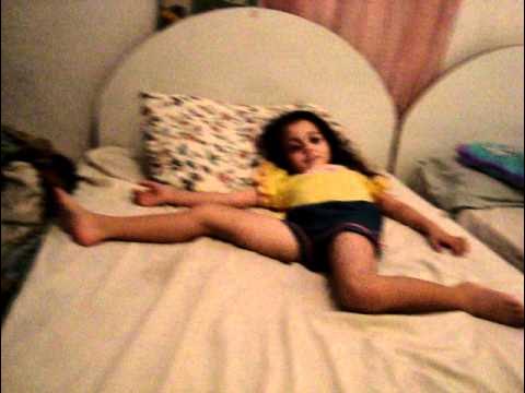 alana jugando en la cama