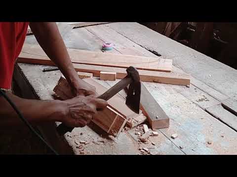 Video: Meja Kayu Untuk Dapur (56 Foto): Bagaimana Membuat Meja Dengan Tangan Anda Sendiri Dan Bagaimana Menutupnya? Ciri-ciri Model Kayu Pepejal, Bar Dan Meja Lain
