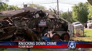 City crew demolishes ramshackle Flour Bluff home