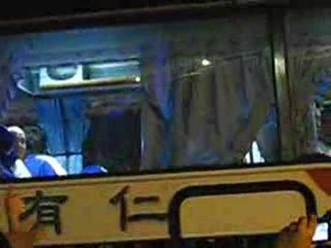 8搶3奧運資格賽.2008年3月12日澳洲vs中華.0:5.勝利後球迷歡送球員巴士