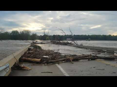 美国密州两水坝溃决 下游发暴洪上万居民撤离