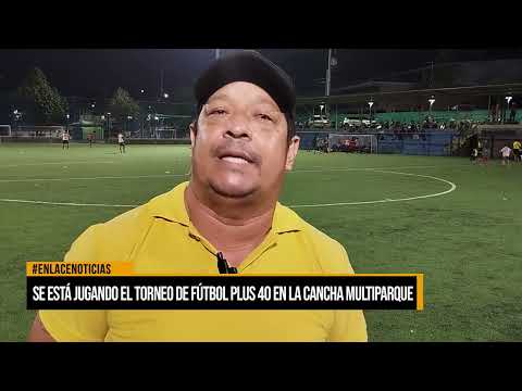 Se está jugando el torneo de fútbol plus 40 en la cancha Multiparque