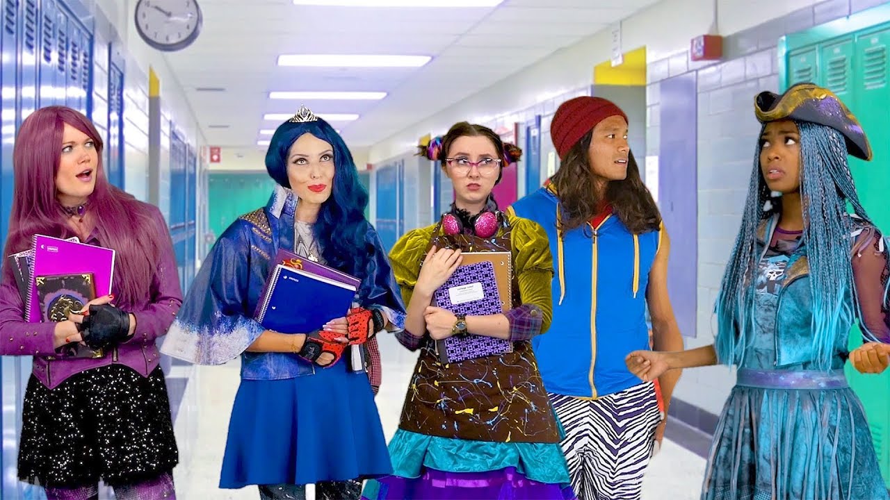 evie descendientes 3 DESCENDANTS 3 BACK TO SCHOOL. (Guess what Uma Does with 3 Wishes from Genie) Totally TV