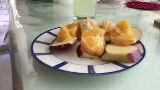 Limonata İki çorba kaşığı şeker iki limon suyu soğuk su karıştır Limon kabuğu