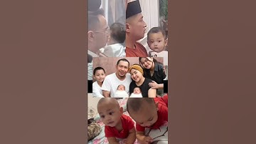 Raffi ahmad dan Irfan Hakim terlihat menggendong anak kembar Mpok Alpa saat berada di rumah duka