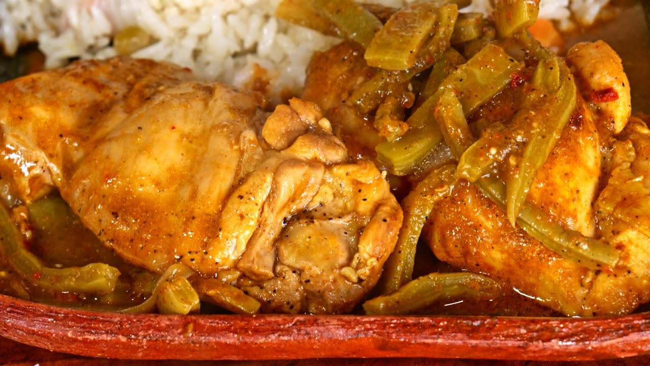 Muslos de Pollo con Nopales en Chile Rojo, Comida Bien Sabrosa