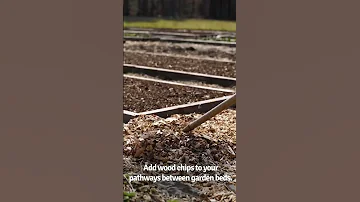 We Use Around 4 M3 Woodchips Every Spring To Mulch The Paths Nodig Woodchips Compost Vrtobilja 