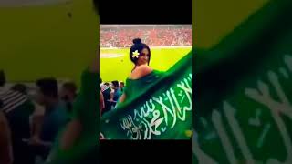 مشجعة سعودية ترفع العلم السعودي في الملعب الإسباني