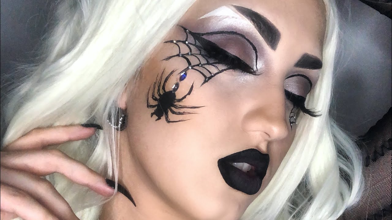 Foto: A maquiagem com teia de aranha para o Halloween pode ser feita com  lápis de olho preto e com pedras de strass nas pontas - Purepeople