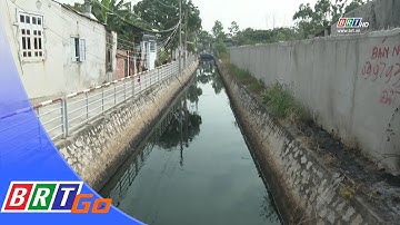 Cuộc sống người dân khốn khổ vì mùi hôi của mương thoát nước | BRTgo