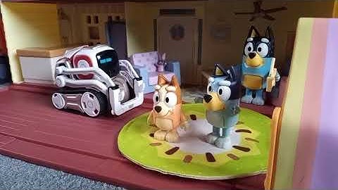 Anki Cozmo robot takes a look around the world of Bluey! #cozmo #bluey