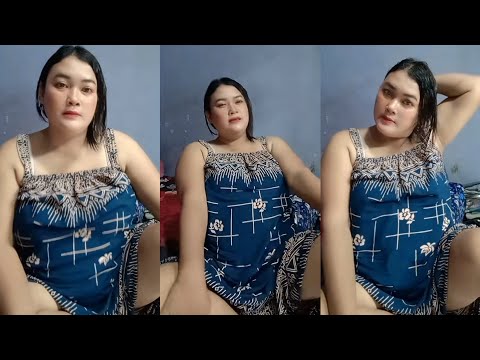 Bunda cantik duduk santai habis keramas siang