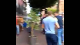 Download lagu Restaurant manager fights 2 angry customers Restaurant manager fights 2 angry customers
