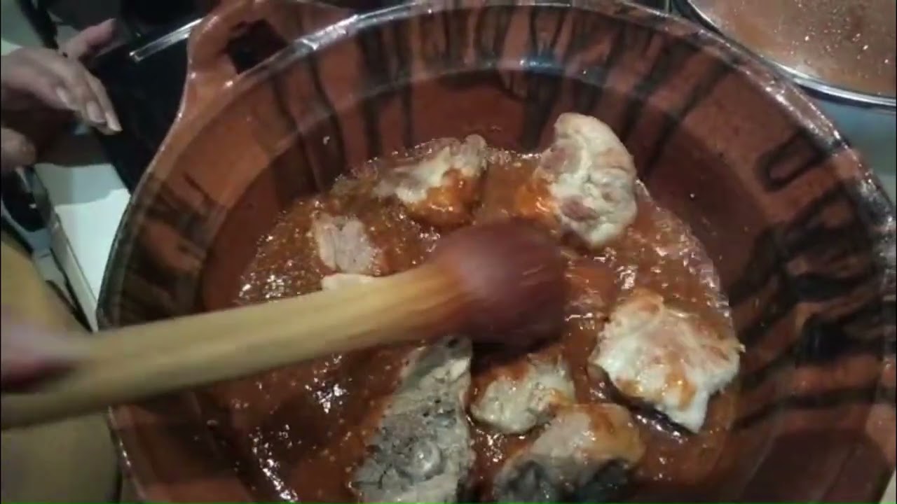 COSTILLAS DE PUERCO CON CHAMPIÑONES EN CHILE PASILLA A MI ESTILO