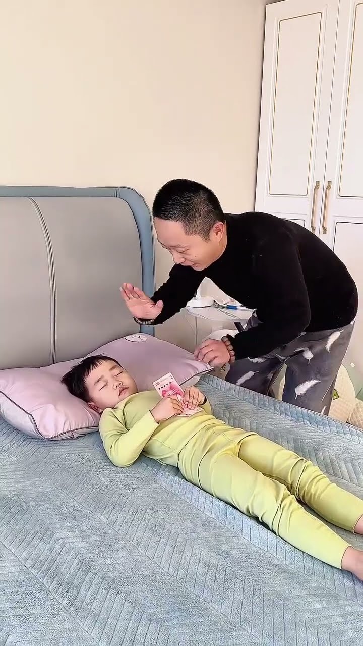 趁儿子睡着拿压岁钱，这下被套路了吧！#Cute baby#Cute#呆萌小米宝#聪明宝宝#萌娃#整蛊#测试