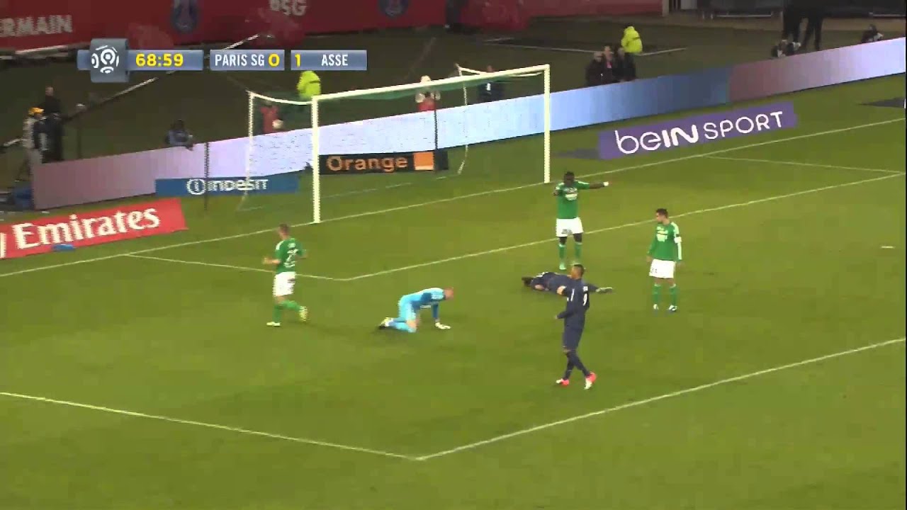 Zlatan Ibrahimovic kick goalkeeper PSG - St Etienne