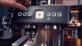 【 伊萊克斯｜極致好咖 700 半自動義式咖啡機 】磨豆／萃取／沖煮／奶泡一機完成，多變飲品想喝就有！