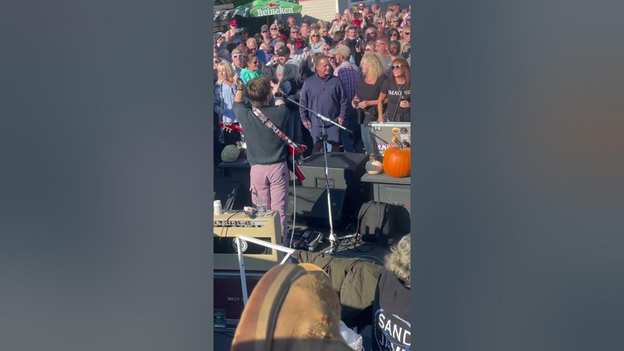 Jammin’ some Doobie Brothers at Oktoberfest 🎃
