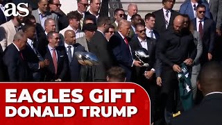 PHILADELPHIA EAGLES hand TRUMP ‘47’ JERSEY and HELMET in jaw-dropping WHITE HOUSE MOMENT