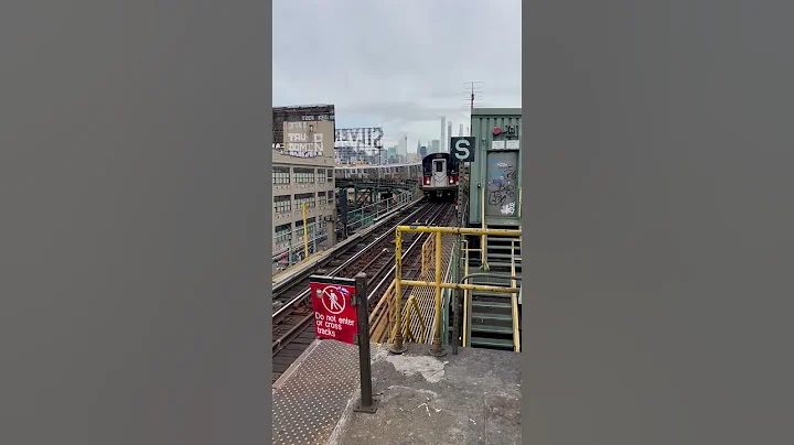 “7 Train coming round the corner…” #Queens #Subway #NewYorkCity #NYC