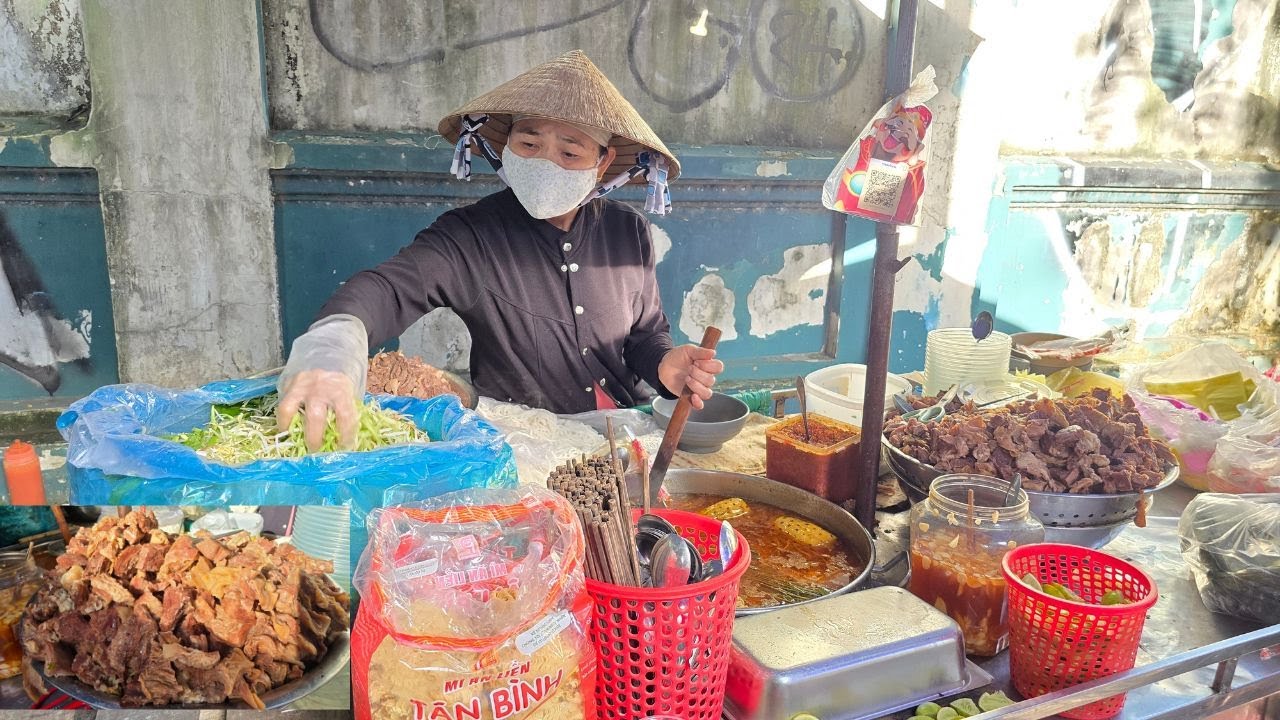 Xe bún bò Huế với thau thịt bò đầy như quả núi, đông khách lắm luôn ở trung tâm Sài Gòn