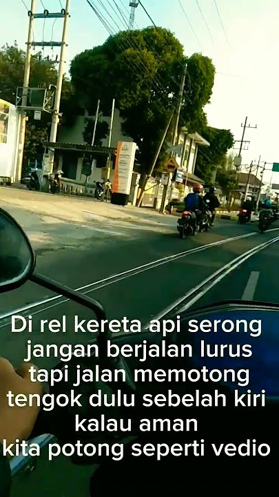 HATI HATI di rel kereta api serong depan INKA Madiun