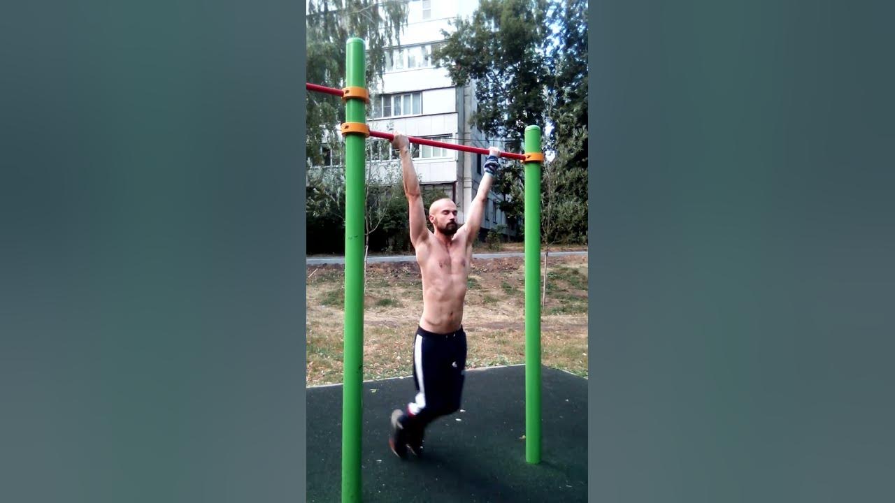 Упражнения на пресс на спортивной площадке