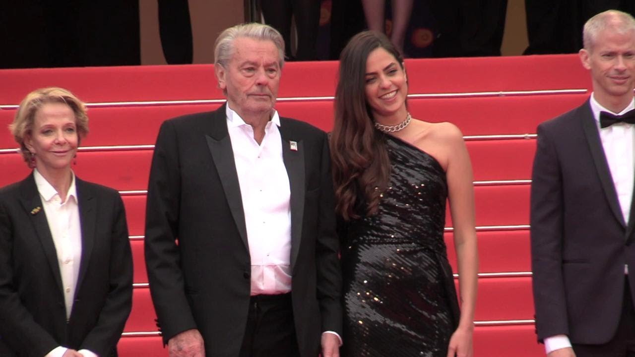 Cannes, Alain Delon sul red carpet con la figlia e il 