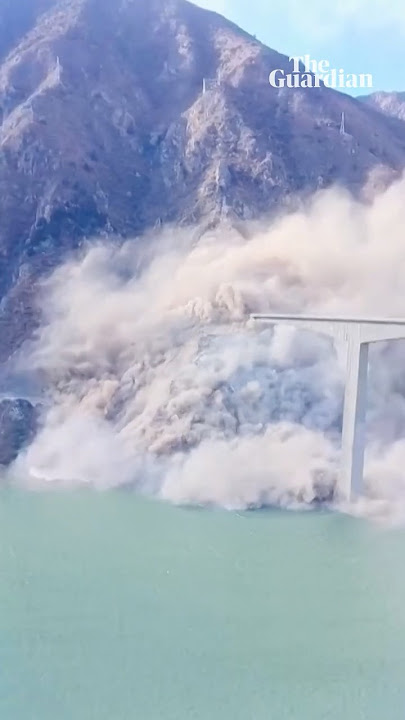 Download lagu Bridge in China partially collapses