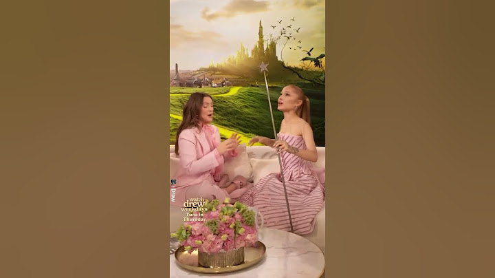 Ariana Grande looked so emotional holding the original Glinda wand from 1939’s Wizard of Oz 🥺