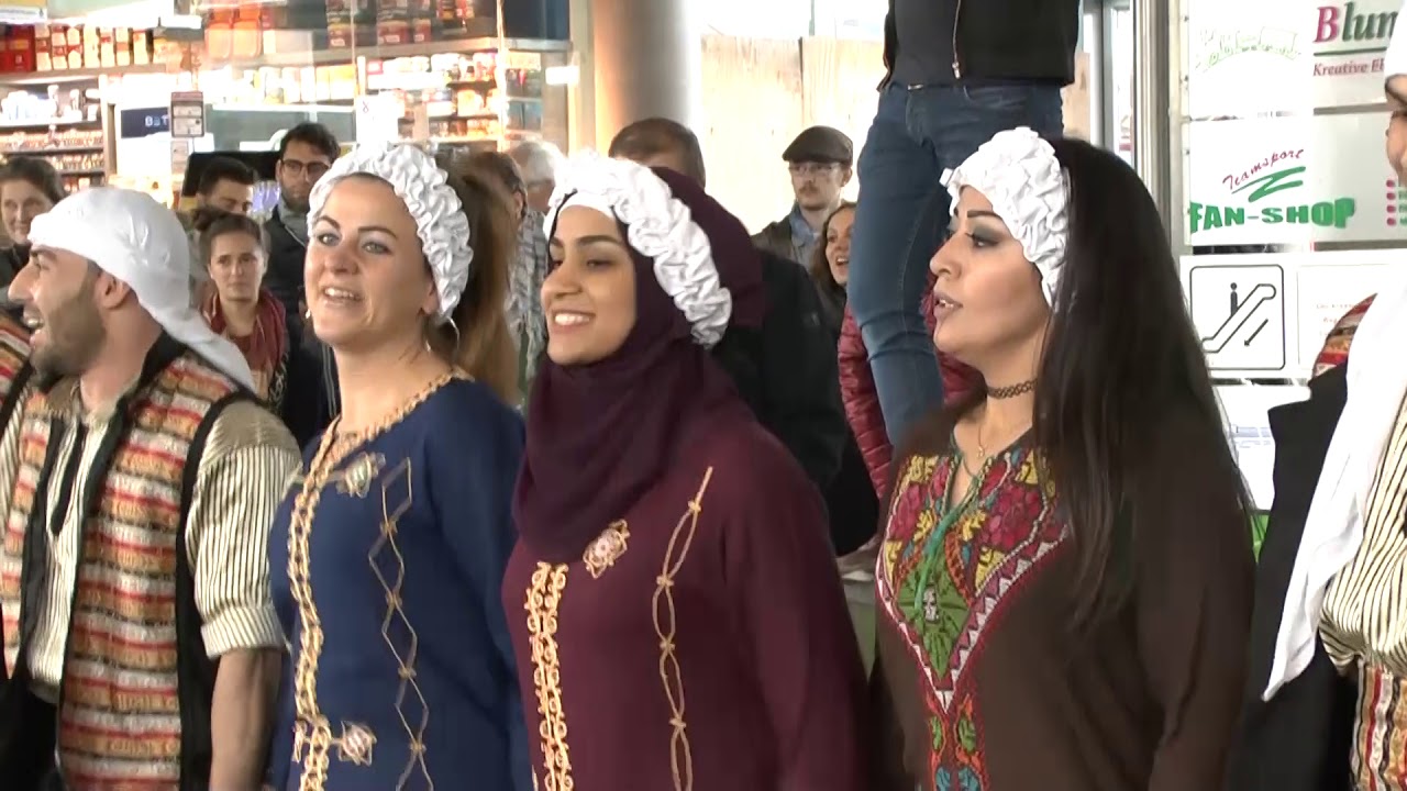 دبكة شباب وصبايا في المانيا فرايبورغ   .   Flashmob in Freiburg