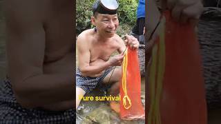 Primitive spearfishing skills are CRAZY! 😲🪵#shorts #survival #primitive #fishing #skills #viral