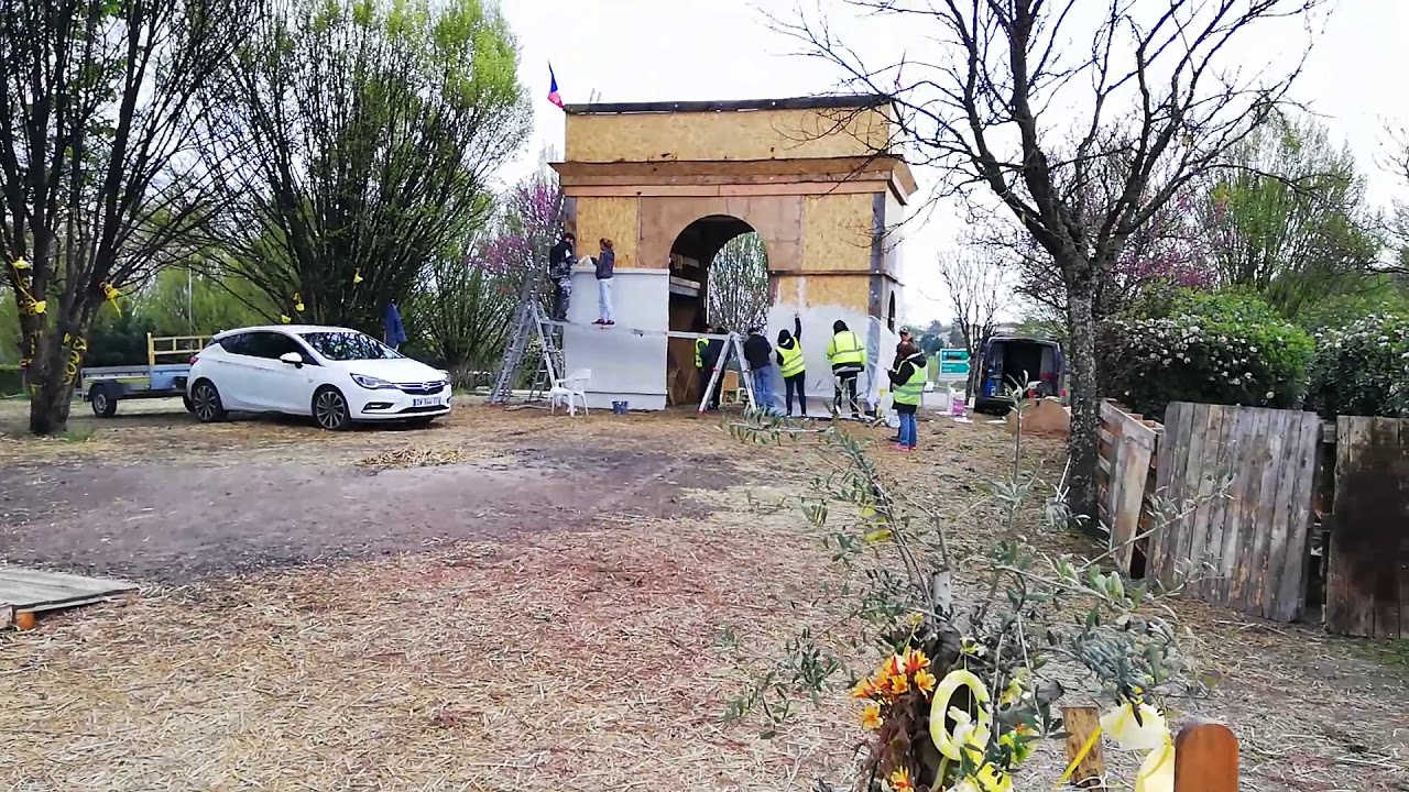 Villeneuve Sur Lot Les Gilets Jaunes Achèvent La Construction De Leur Arc De Triomphe