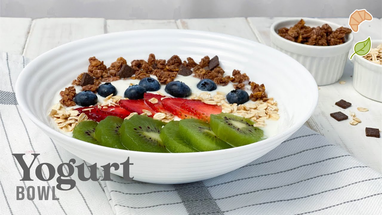 Bol (o bowl) de yogur con frutas y muesli para un desayuno saludable -  ConKdeKilo