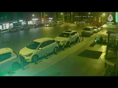 Üzerinden tank geçen adam