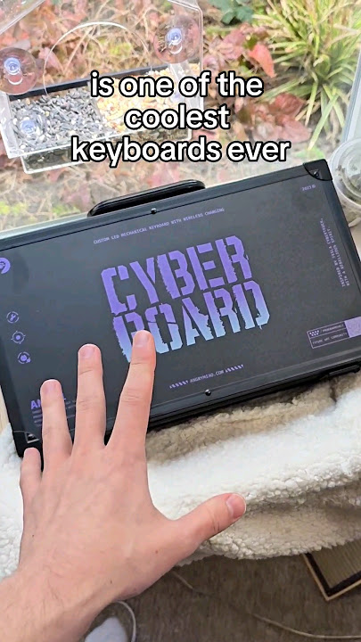 This keyboard has a BREIFCASE... 😳