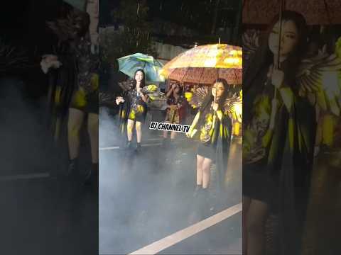 hujan bukan penghalang bagi dancer cantik