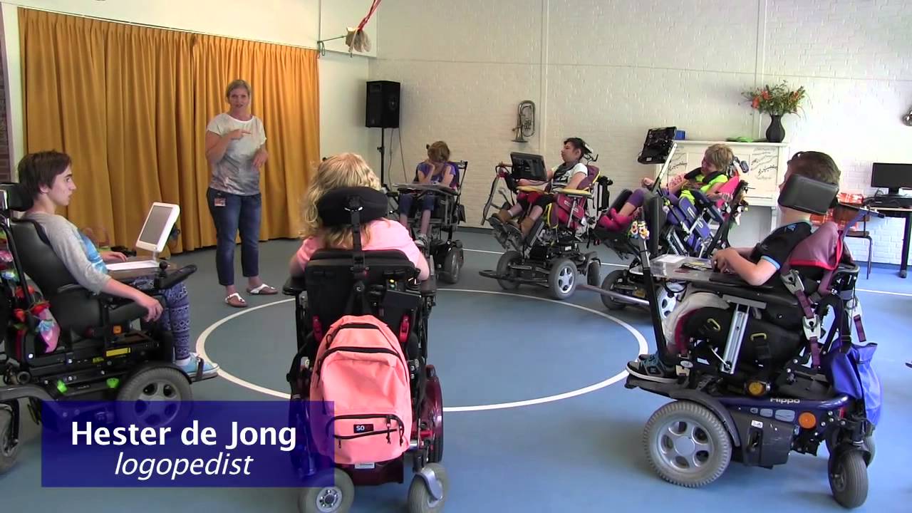 Overtollig Verloren straf De Adremogroep: kinderen leren zelfstandig hun hoofd-voet gestuurde rolstoel  gebruiken - YouTube