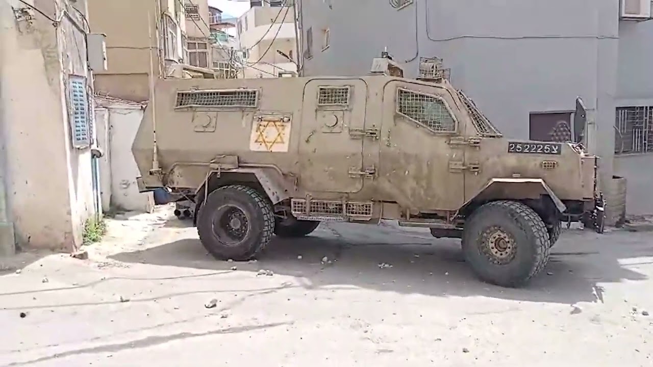 مواجهات بين شبان وقوات الاحتلال قرب منزل منفذ عملية الدهس في دير عمار غرب رام الله.