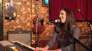 Video voorbeeld van "Love Don't Run (LIVE) | Liz Lieber"