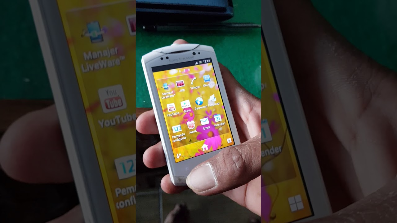 rusak touchscreen hp sony ericson wt19i - YouTube