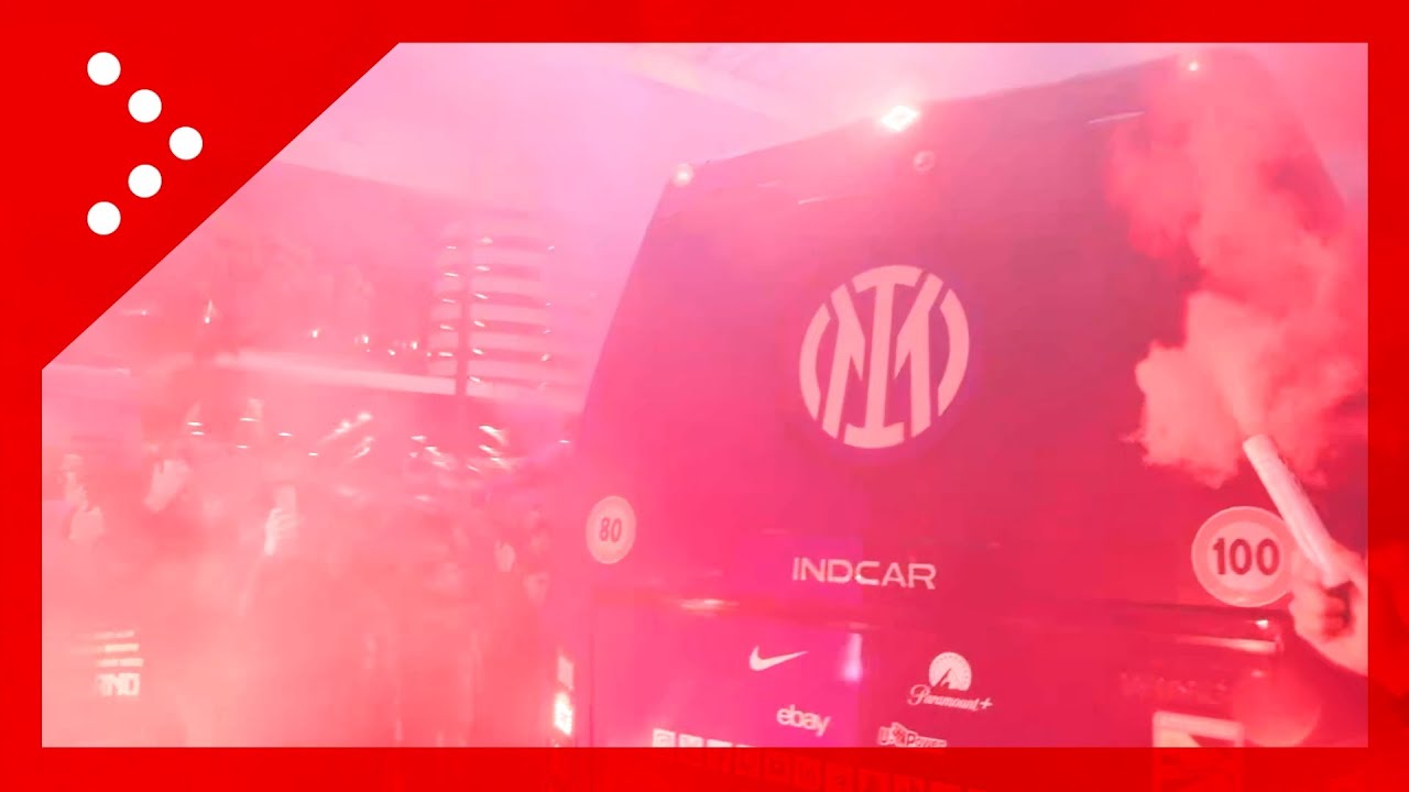 Derby, il pullman dell'Inter arriva a San Siro: grande accoglienza da parte dei tifosi nerazzurri