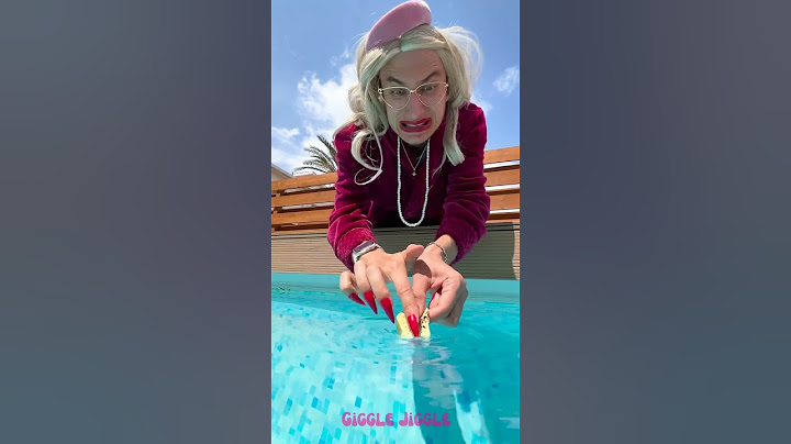 هي تغسل رقائق البطاطس القذرة وتجففها😋🚿