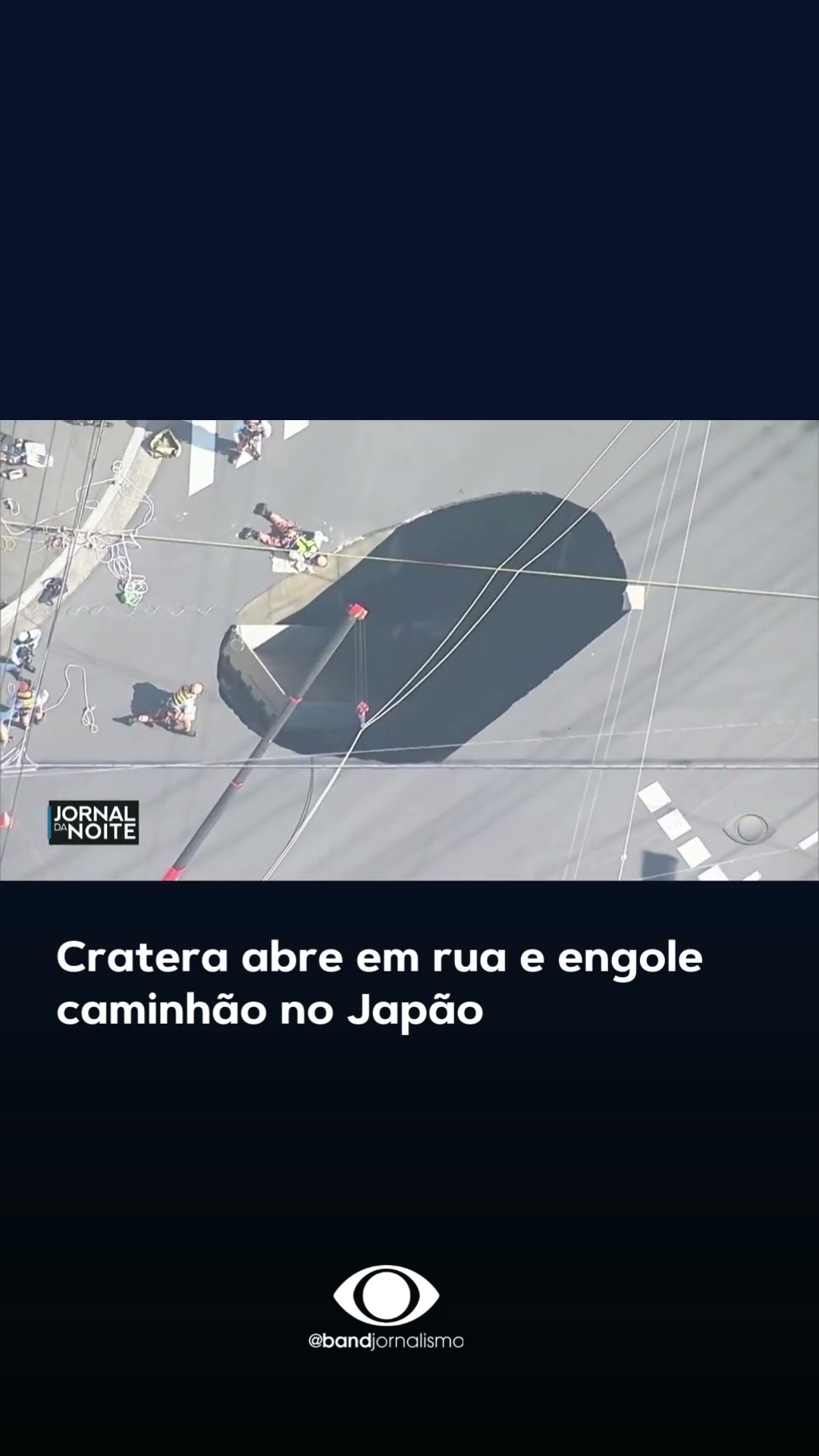 Cratera abre em rua e engole caminhão no Japão #shorts