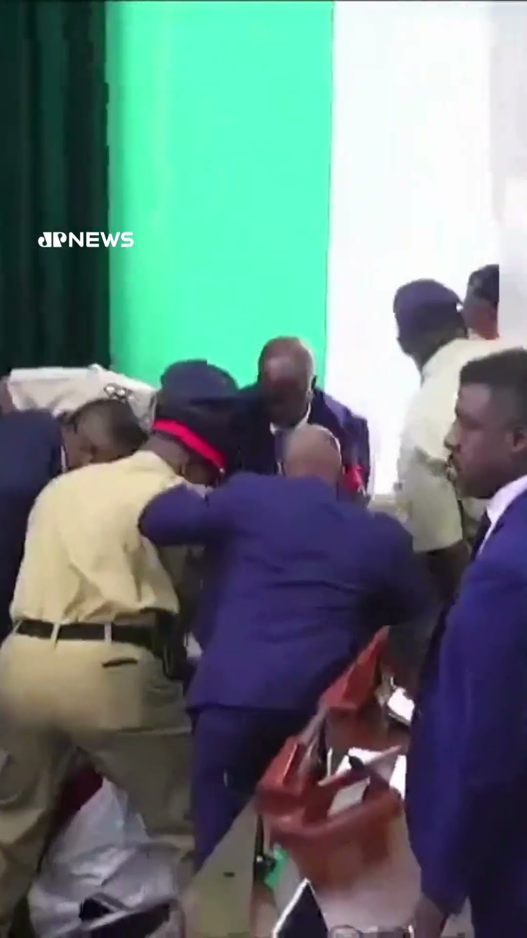 Sessão parlamentar nas Bahamas é suspensa após deputado arremessar maça pela janela #shorts