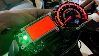 Painel de moto com defeito nas películas do LCD.