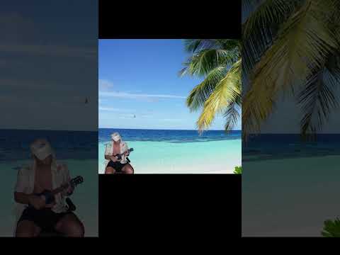 en wawii tocando el ukelele #short #hawii