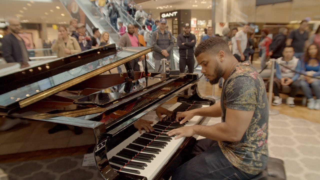 Amazing street pianist stuns passersby in shopping centre - YouTube